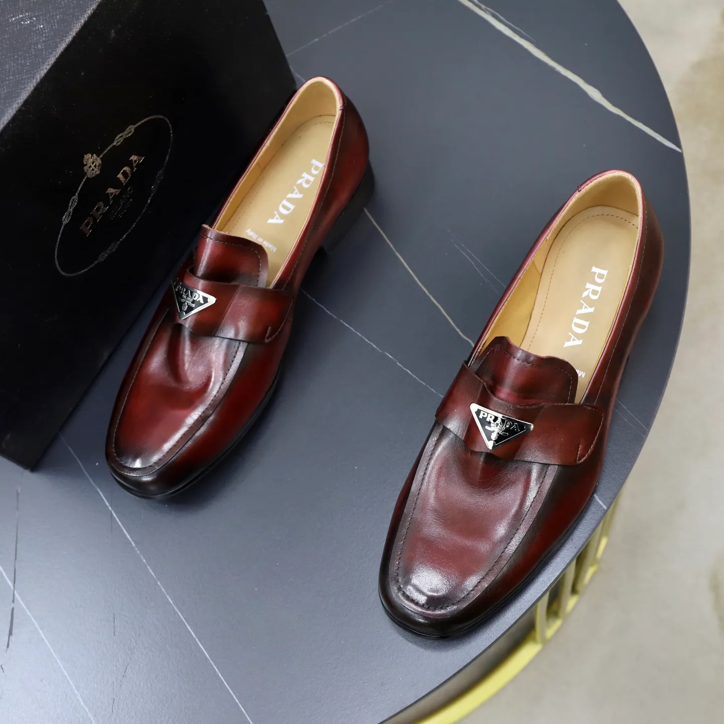 Ex-factory price: 520💰[PRADA] Prada's new casual men's shoes are launched in Hong Kong counters. Official website 1:1 production. Italian washed cowhide + water-dyed leather lining. Designed by European and American masters. Perfect shape to create counter quality, solid color rubber wear-resistant outsole and classic dazzling head! Super versatile and very comfortable. High-end without losing taste, fashionable and novel! ! Absolute focus! 3 colors available! Code number 38-45